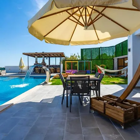 5 Bedroom Luxury With Private Pool Hot Tub *