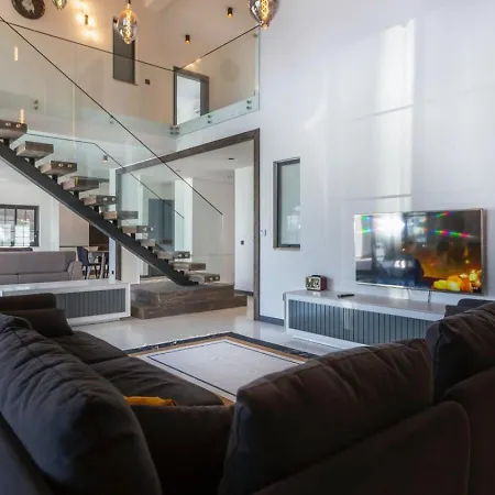 5 Bedroom Luxury With Private Pool Hot Tub فيلة