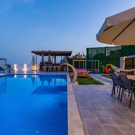5 Bedroom Luxury With Private Pool Hot Tub كاس