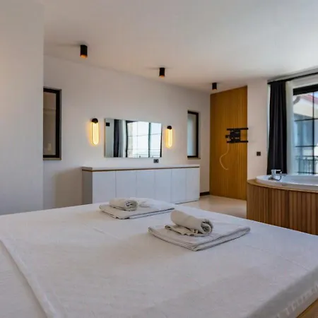 5 Bedroom Luxury With Private Pool Hot Tub فيلة