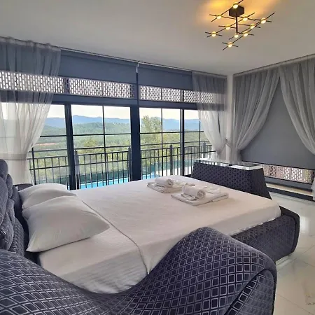 5 Bedroom Luxury With Private Pool Hot Tub *